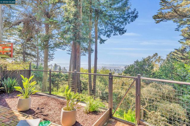 2633 Chelsea Dr, Oakland, CA 94611