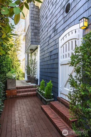 624 35th Avenue, Seattle, WA 98122
