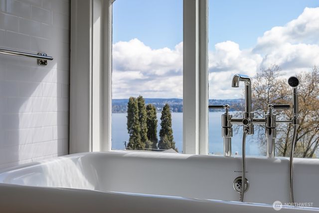624 35th Avenue, Seattle, WA 98122