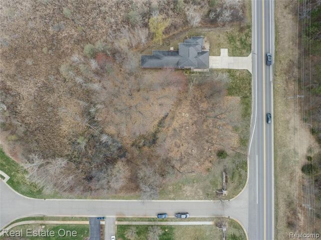 508 Woodstone Court, White Lake, MI 48386