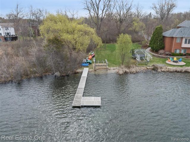 508 Woodstone Court, White Lake, MI 48386