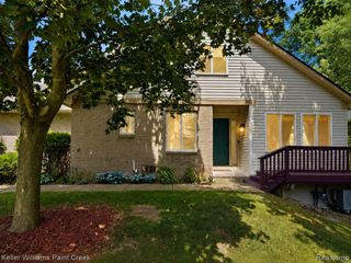 1310 Bay Hill 15, Waterford, MI 48327