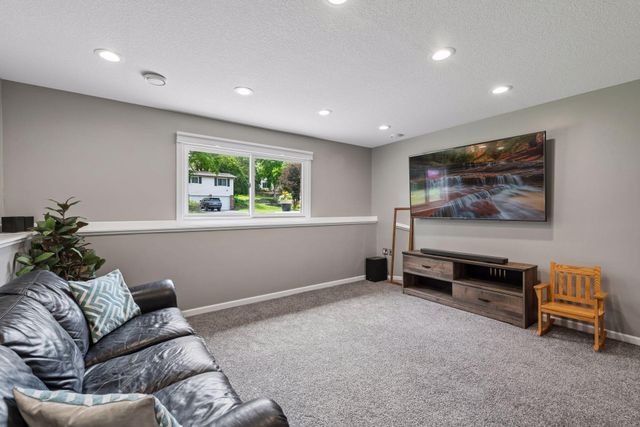 7862 Polaris Lane N, Maple Grove, MN 55311