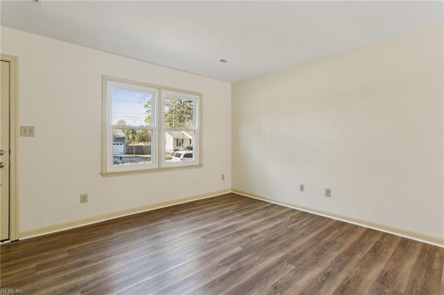 143 W Rexford DR, Newport News, VA 23608