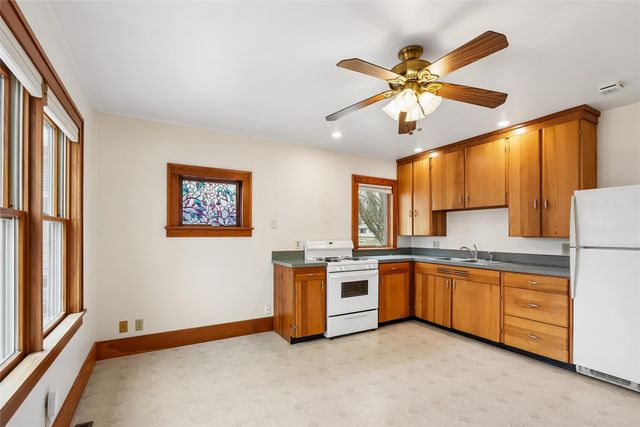 909 E Euclid Avenue, Indianola, IA 50125