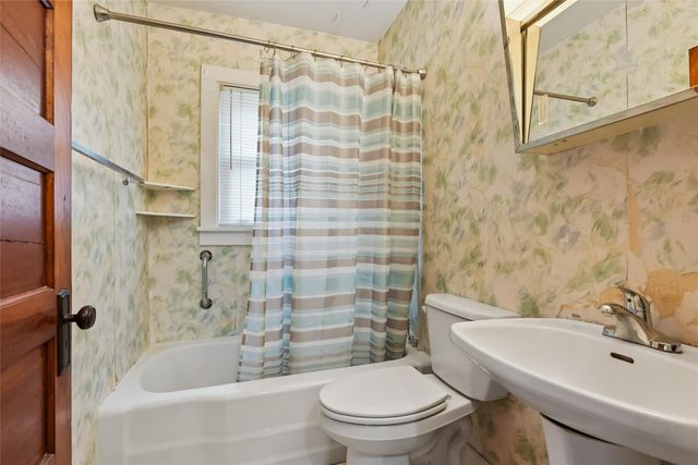 909 E Euclid Avenue, Indianola, IA 50125