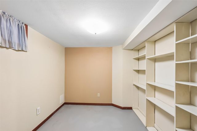 909 E Euclid Avenue, Indianola, IA 50125