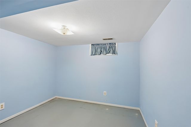 909 E Euclid Avenue, Indianola, IA 50125