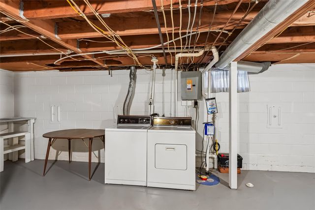 909 E Euclid Avenue, Indianola, IA 50125