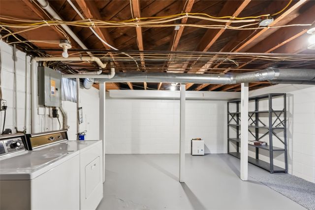 909 E Euclid Avenue, Indianola, IA 50125