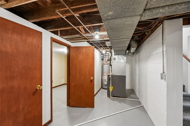 909 E Euclid Avenue, Indianola, IA 50125