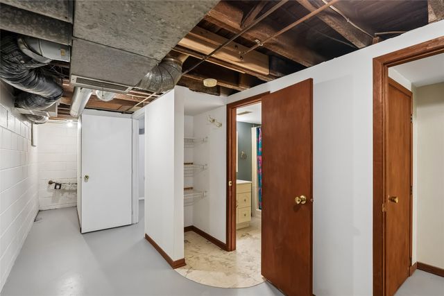 909 E Euclid Avenue, Indianola, IA 50125