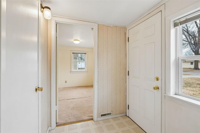 909 E Euclid Avenue, Indianola, IA 50125