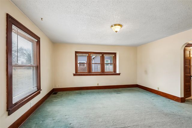 909 E Euclid Avenue, Indianola, IA 50125