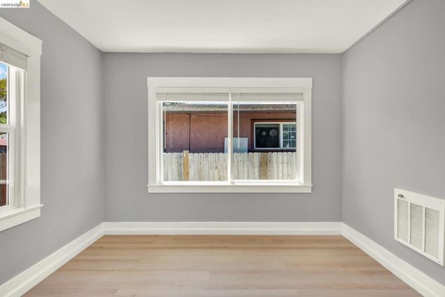 6900 Halliday Ave, Oakland, CA 94605