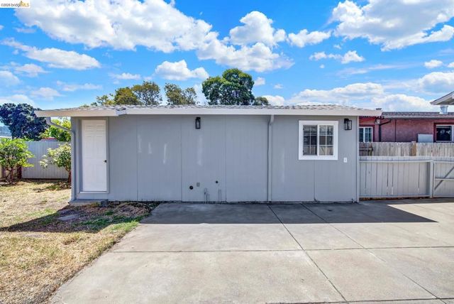 6900 Halliday Ave, Oakland, CA 94605