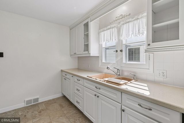 2133 Highland Parkway, Saint Paul, MN 55116