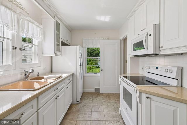 2133 Highland Parkway, Saint Paul, MN 55116