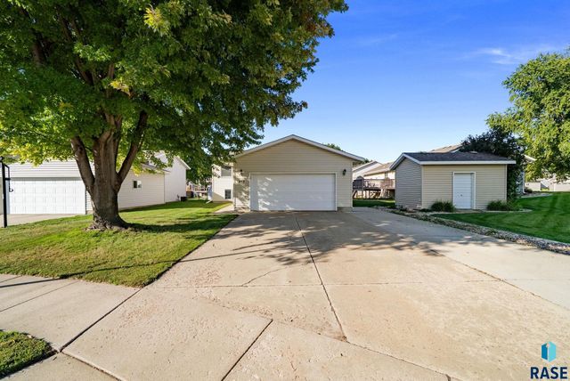 828 S Suburban Dr Drive, Sioux Falls, SD 57110