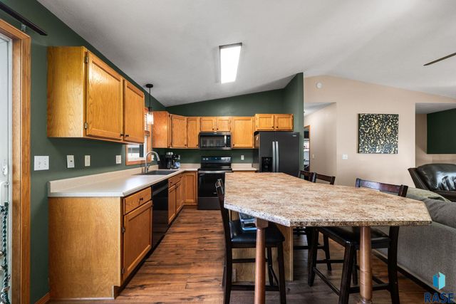828 S Suburban Dr Drive, Sioux Falls, SD 57110