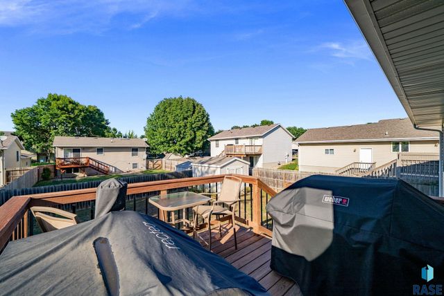 828 S Suburban Dr Drive, Sioux Falls, SD 57110