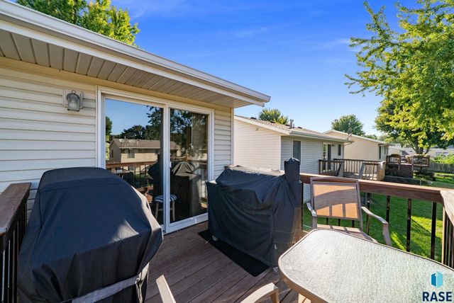 828 S Suburban Dr Drive, Sioux Falls, SD 57110