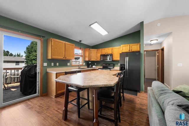 828 S Suburban Dr Drive, Sioux Falls, SD 57110