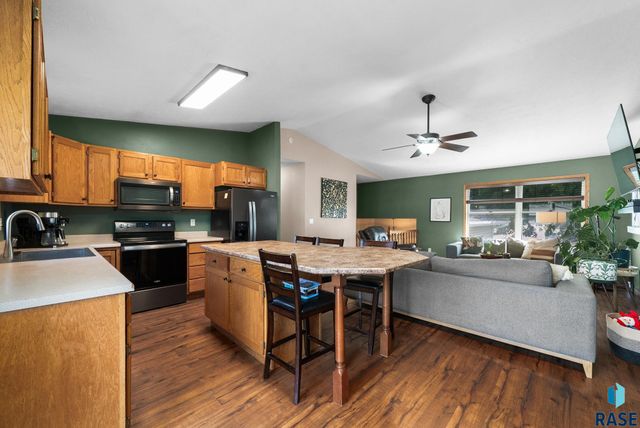 828 S Suburban Dr Drive, Sioux Falls, SD 57110