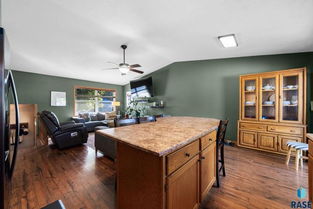 828 S Suburban Dr Drive, Sioux Falls, SD 57110