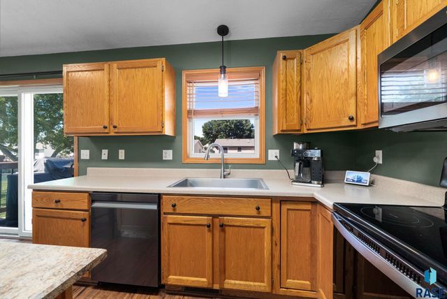 828 S Suburban Dr Drive, Sioux Falls, SD 57110