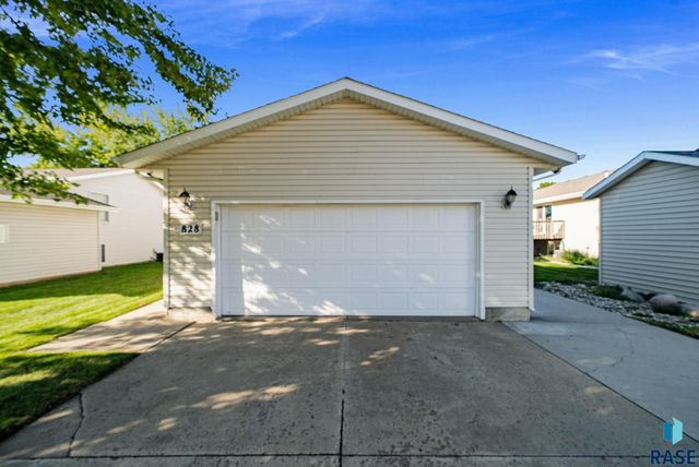 828 S Suburban Dr Drive, Sioux Falls, SD 57110