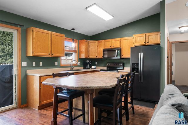828 S Suburban Dr Drive, Sioux Falls, SD 57110