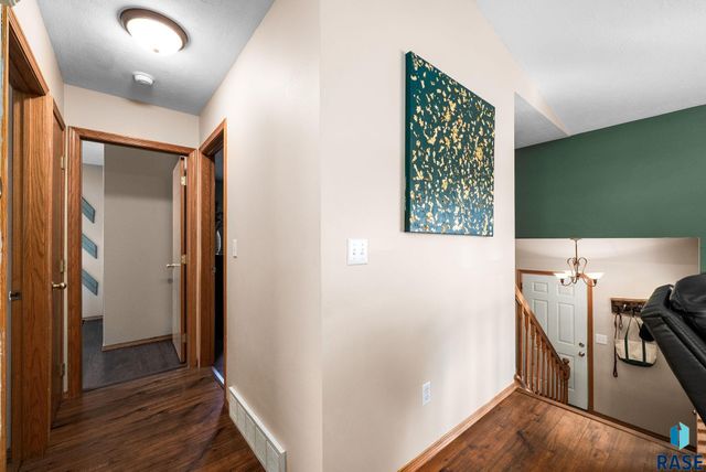 828 S Suburban Dr Drive, Sioux Falls, SD 57110
