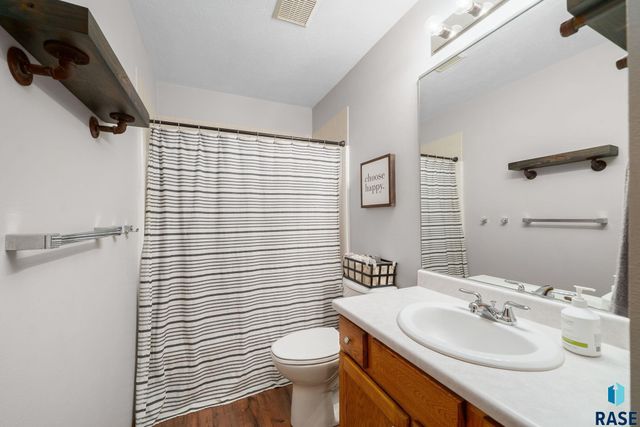 828 S Suburban Dr Drive, Sioux Falls, SD 57110