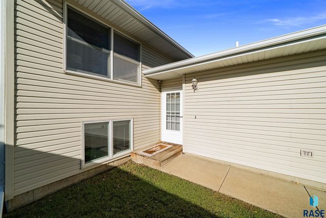 828 S Suburban Dr Drive, Sioux Falls, SD 57110