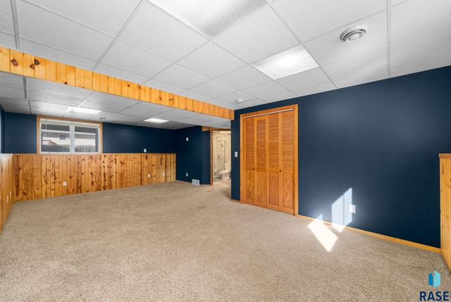 828 S Suburban Dr Drive, Sioux Falls, SD 57110
