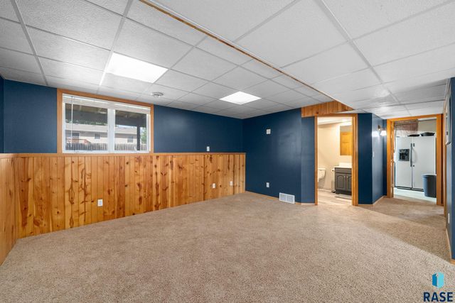 828 S Suburban Dr Drive, Sioux Falls, SD 57110