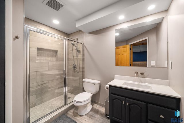 828 S Suburban Dr Drive, Sioux Falls, SD 57110
