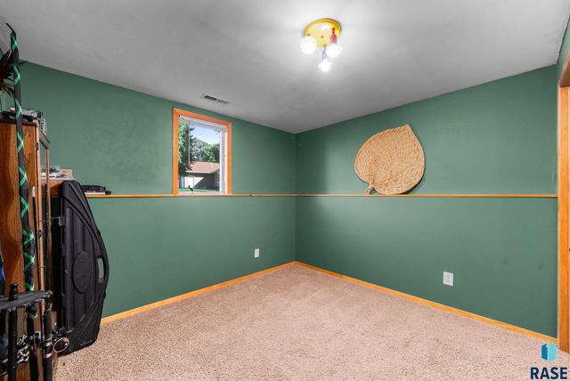 828 S Suburban Dr Drive, Sioux Falls, SD 57110