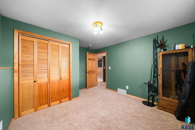 828 S Suburban Dr Drive, Sioux Falls, SD 57110