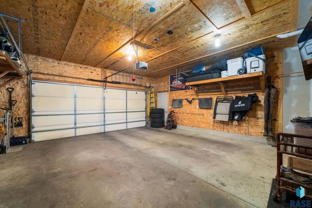 828 S Suburban Dr Drive, Sioux Falls, SD 57110