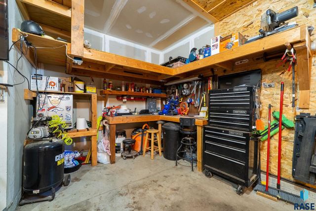 828 S Suburban Dr Drive, Sioux Falls, SD 57110