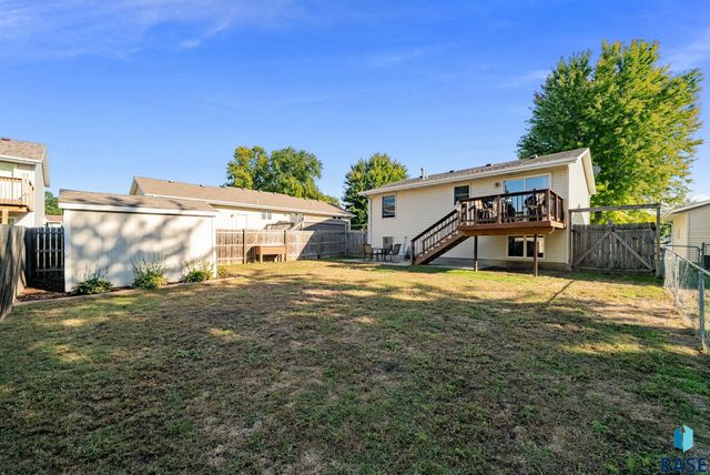 828 S Suburban Dr Drive, Sioux Falls, SD 57110
