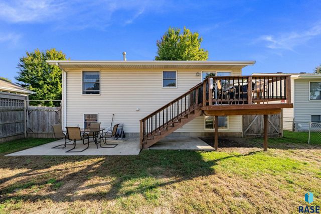 828 S Suburban Dr Drive, Sioux Falls, SD 57110