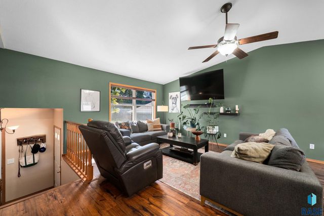 828 S Suburban Dr Drive, Sioux Falls, SD 57110