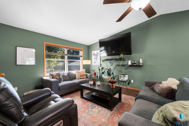 828 S Suburban Dr Drive, Sioux Falls, SD 57110