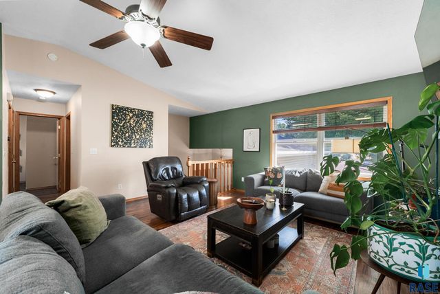 828 S Suburban Dr Drive, Sioux Falls, SD 57110