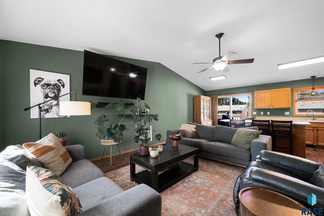 828 S Suburban Dr Drive, Sioux Falls, SD 57110