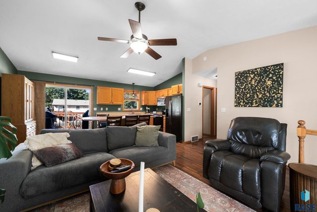 828 S Suburban Dr Drive, Sioux Falls, SD 57110