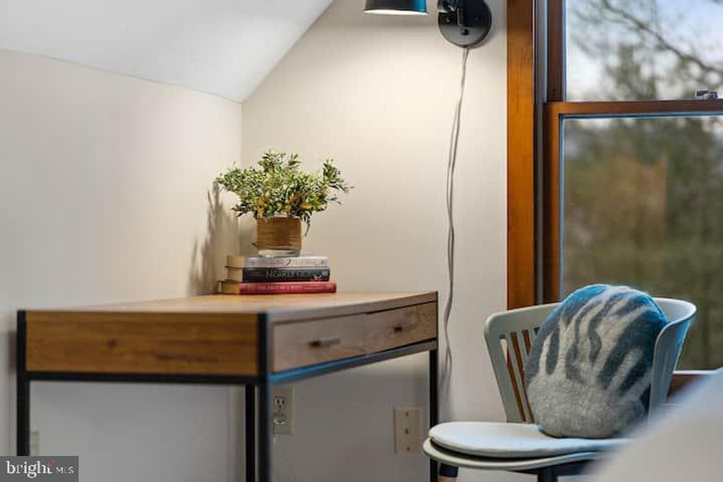 Image 12 of property listing at 162 FORREST ST, Basye, VA 22810